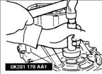  Разборка узлов картера сцепления и картера коробки передач Kia Clarus